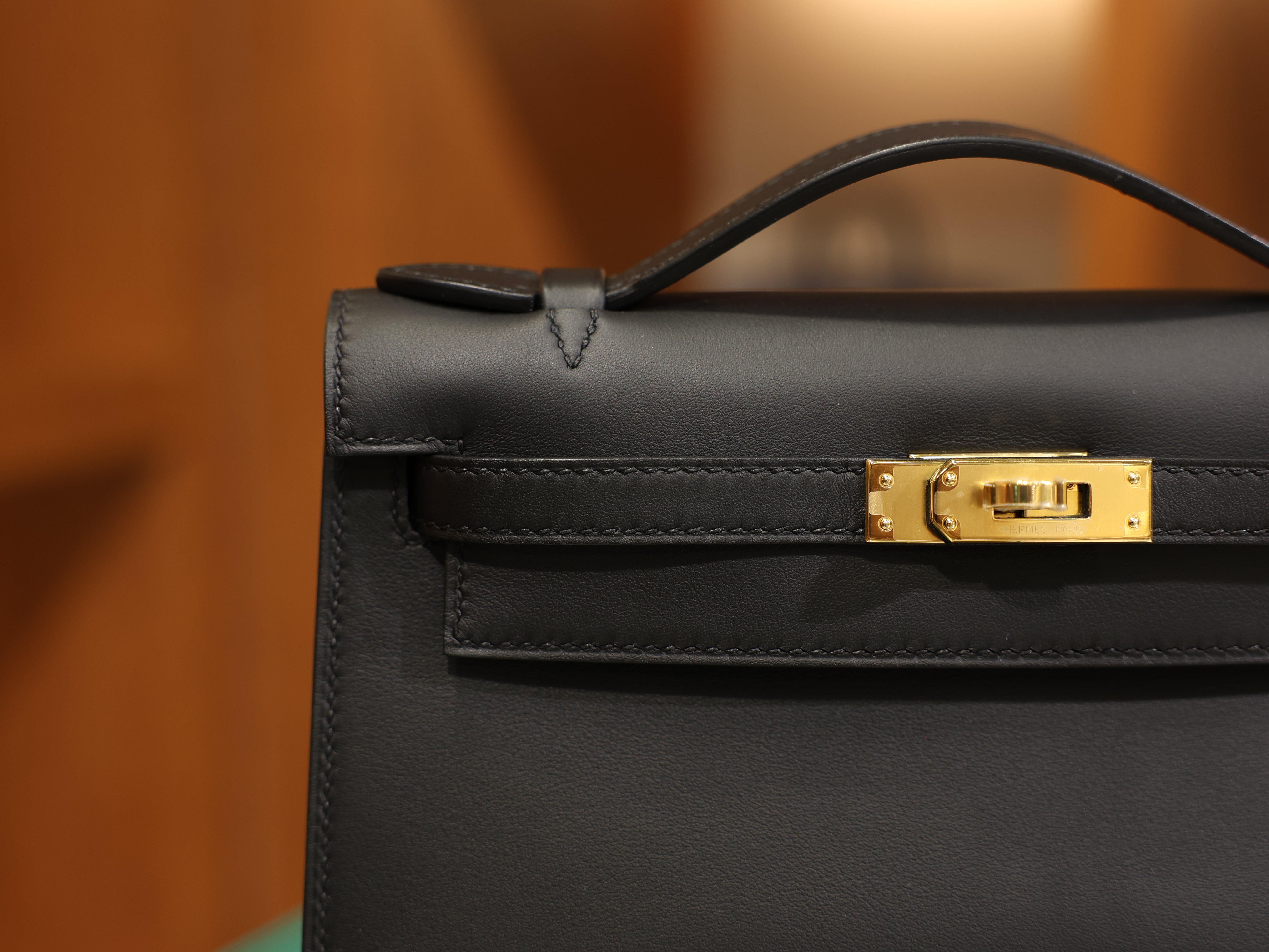 켈리 포쉐트 스위프트 블랙 금장