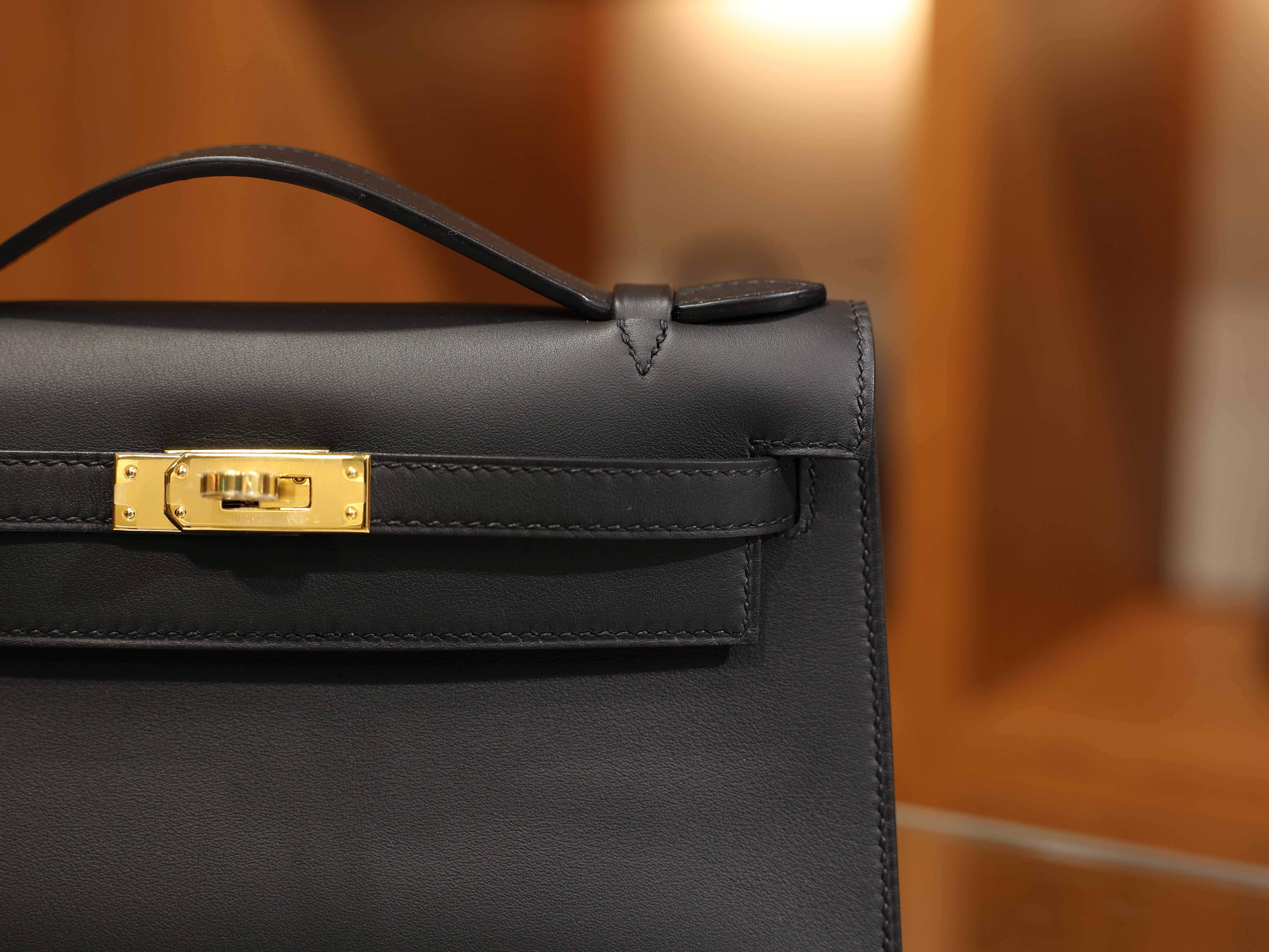 켈리 포쉐트 스위프트 블랙 금장