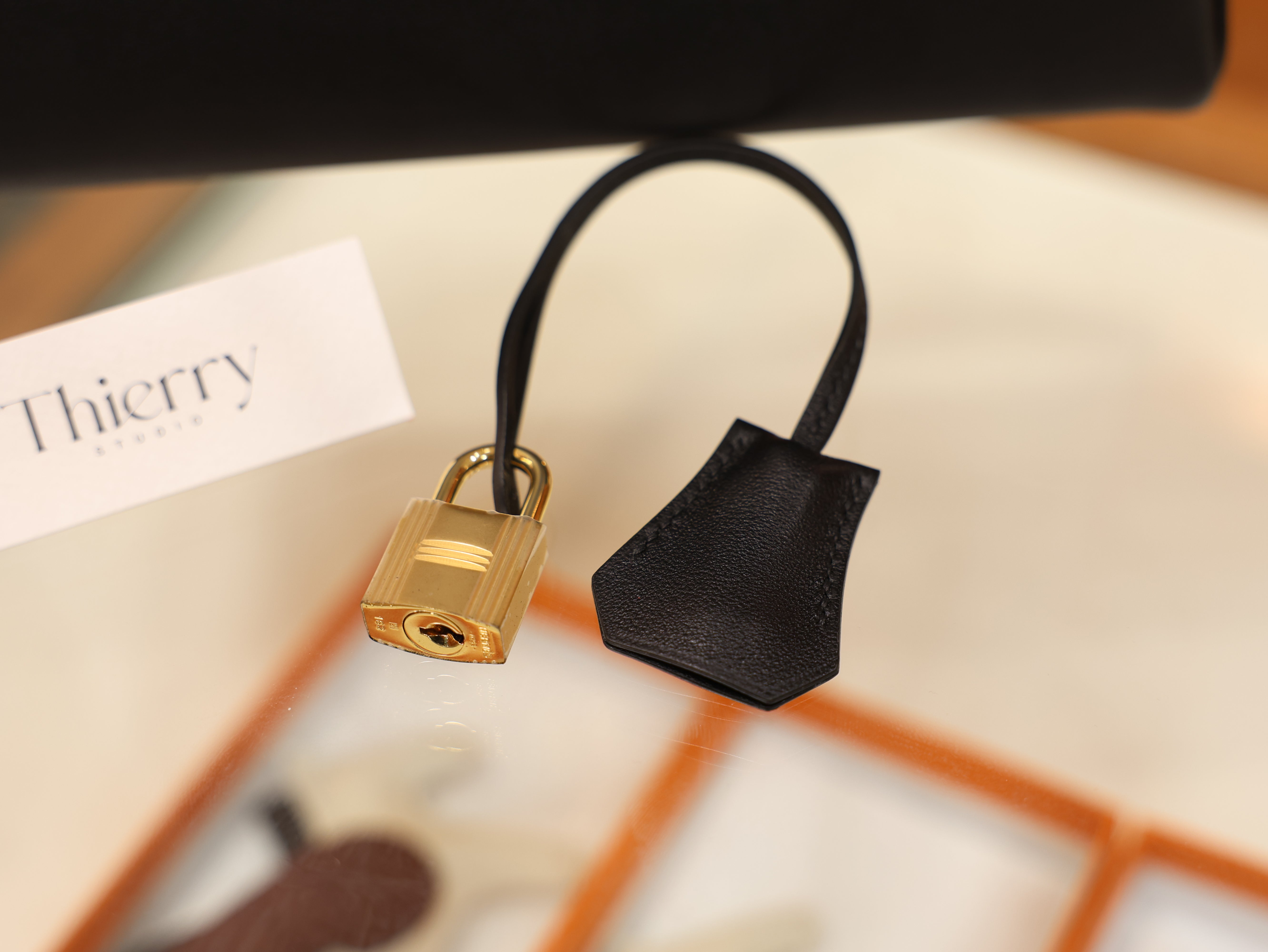 켈리 25 스위프트 블랙 금장