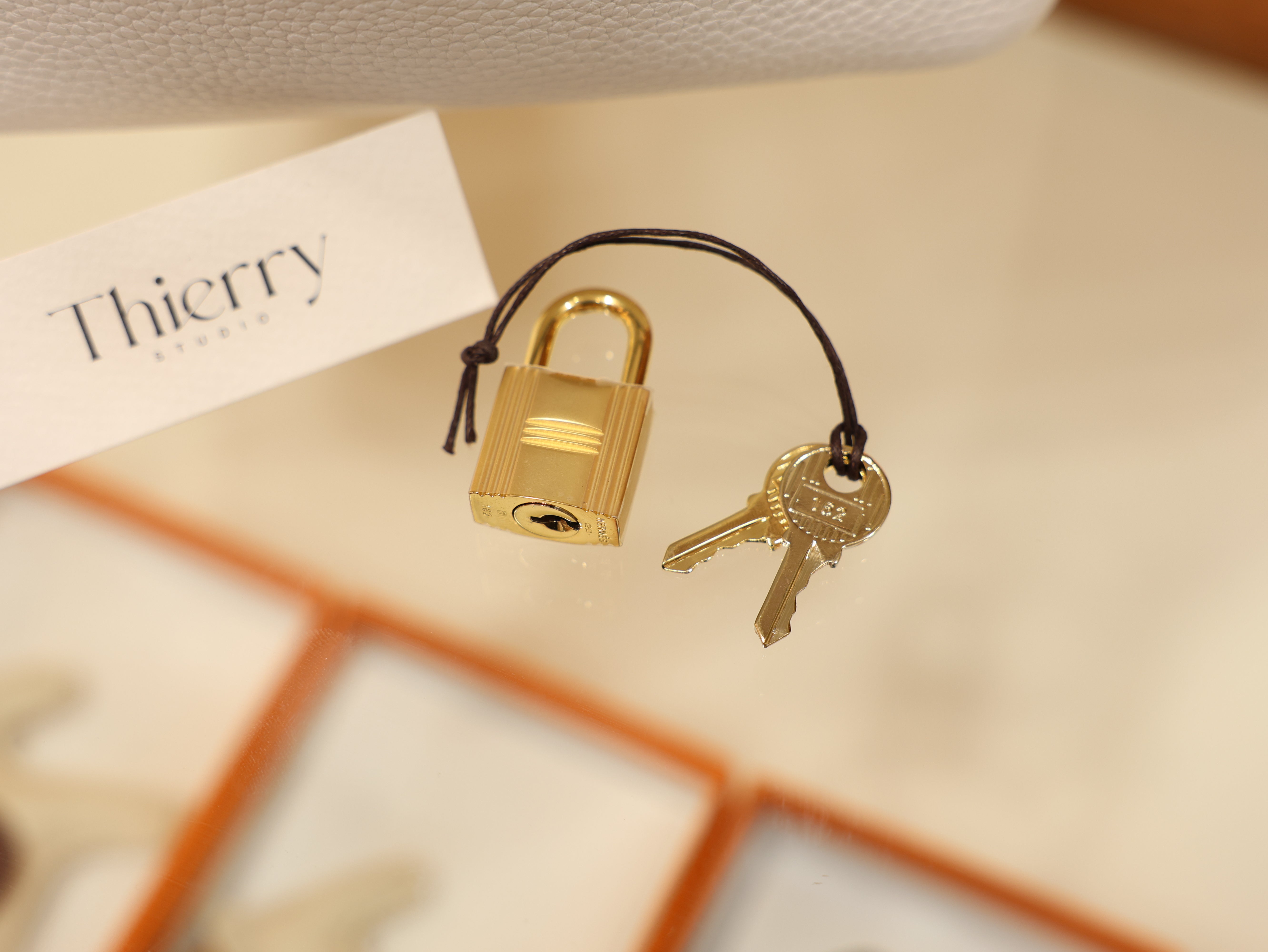 피코탄 18 끌레망스 뉴 화이트 금장