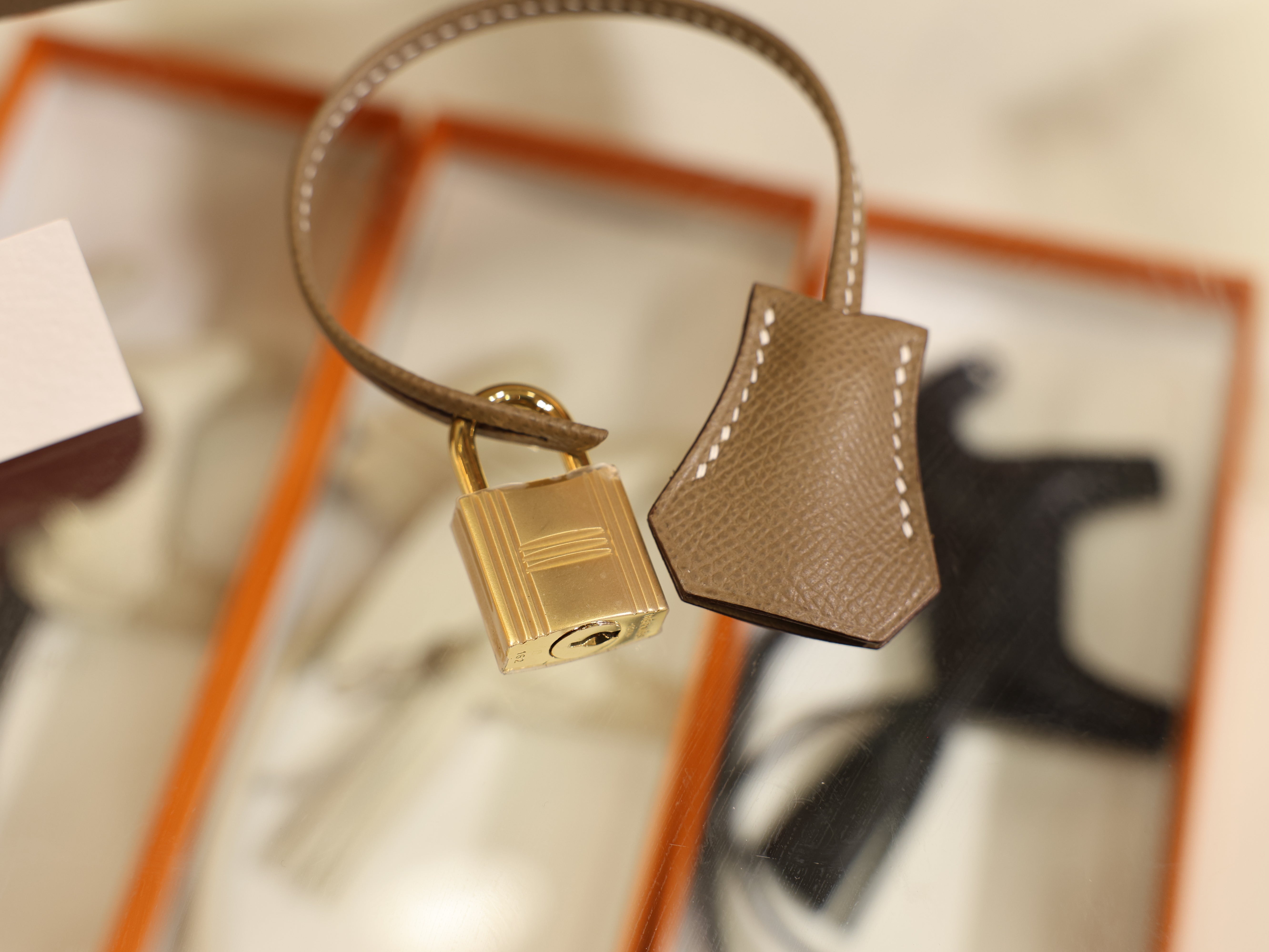 Kelly 28 epsom etoupe GHW